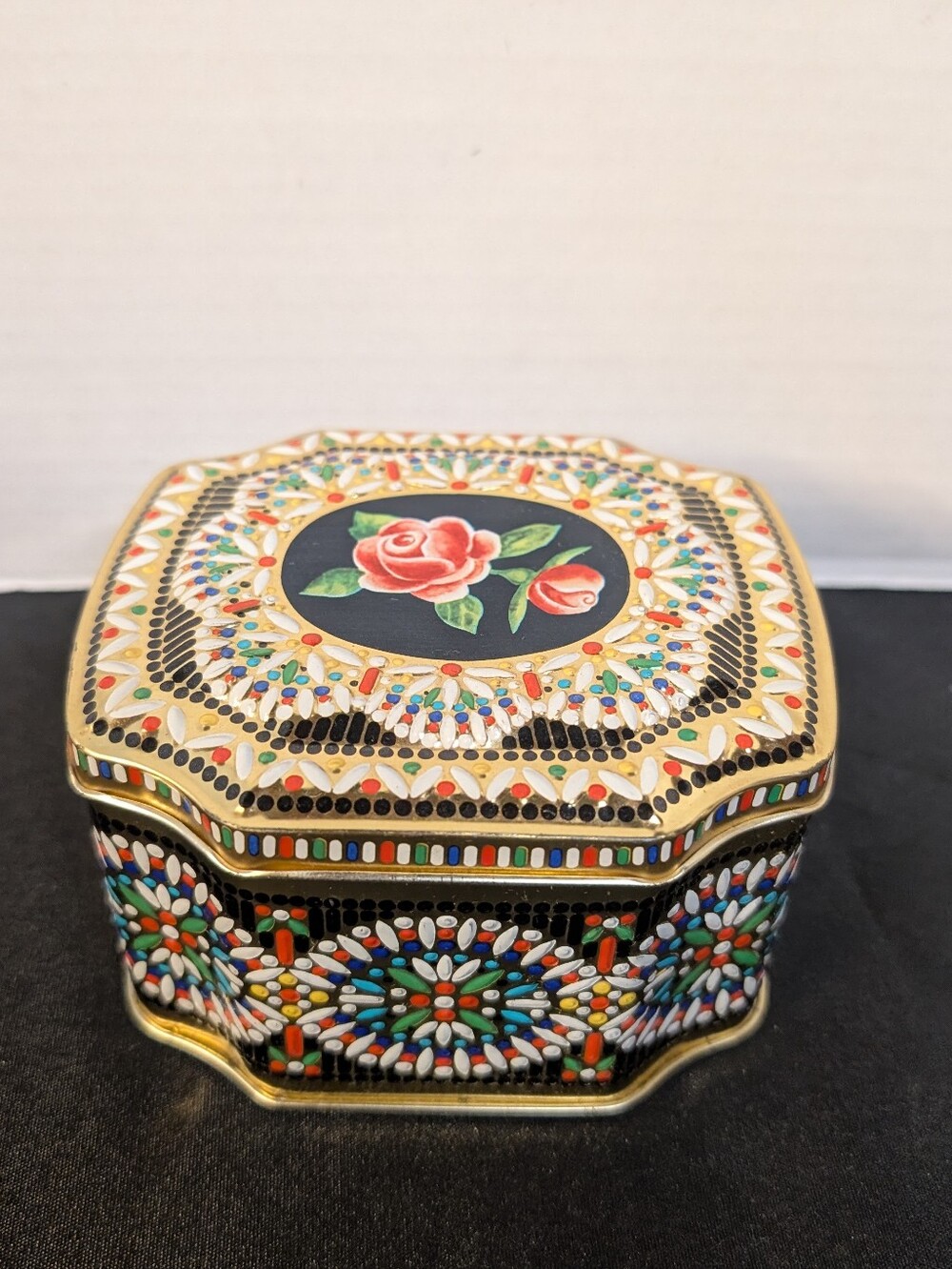 Vintage "HORNER" octagonal rose design  hinged candy tin